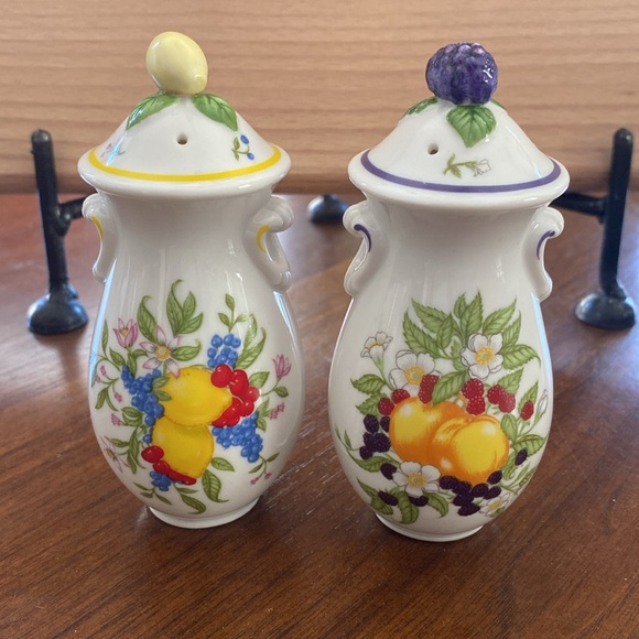 Vintage 1993 Lenox Orchard Salt and Pepper Shakers. $8 - Picture 2 of 4